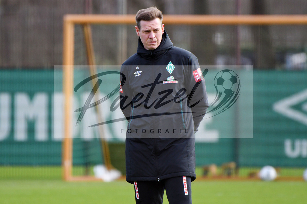 20200212_TRASVW_0060 | Fussball, Herren: Co-Trainer Tim Borowski (SV Werder Bremen) schaut waehrend der Trainingseinheit des SV Werder Bremen auf dem wohninvest Weserstadion Trainingsplatz am 12.02.2020 in Bremen, Deutschland. - Realisiert mit Pictrs.com