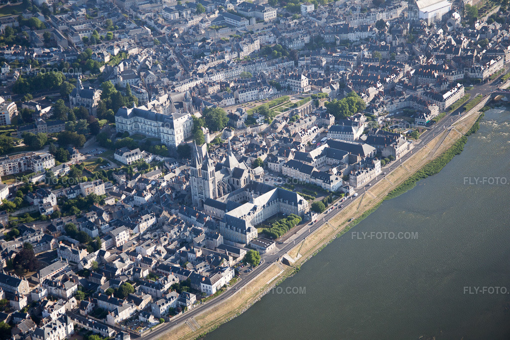 Aerial view: View of the town in Blois in the state Loir et Cher, France. – Photo: IMG_082037.jpg taken on 06/20/2015 by Werner Riehm/FLY-FOTO.com – Resolution of the original: 5472 x 3648 px