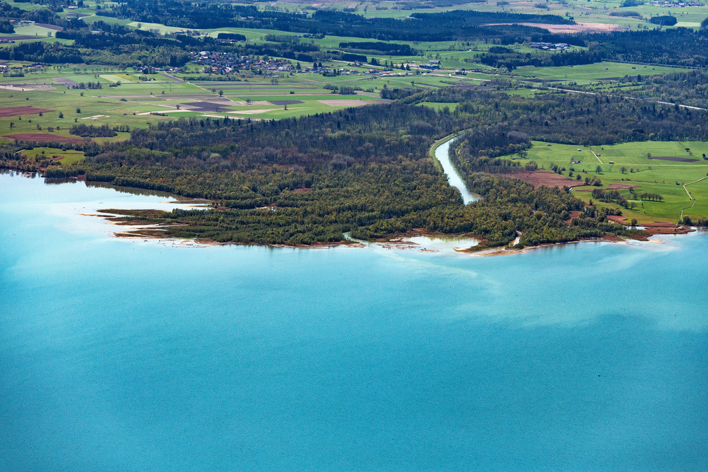 dr__0062224.jpg | CHIEMSEE 09.05.2021 Fluß- Delta und Strom- Mündung der Tiroler Ache in Chiemsee im Bundesland Bayern, Deutschland. // River Delta and estuary of Tiroler Ache in Chiemsee in the state Bavaria, Germany. Foto: Daniel Reiter