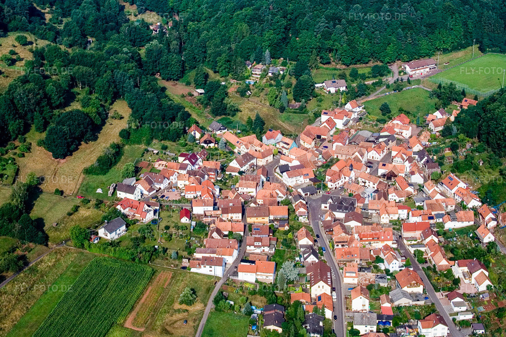 Luftbild: Dorfansicht im Ortsteil Gräfenhausen in Annweiler im Bundesland Rheinland-Pfalz in Deutschland. Foto: IMG_12048.jpg vom 31.07.2008 durch Werner Riehm/FLY-FOTO.de