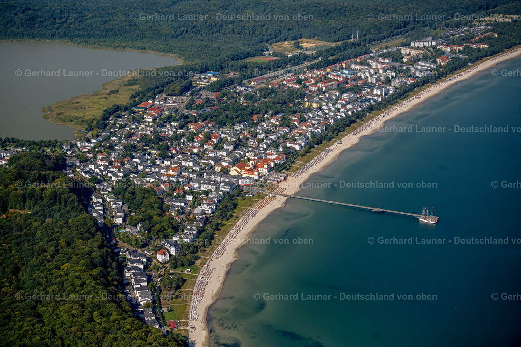 4061303 | BINZ 08.09.2021 Sand und Strand- Landschaft an der Seebrücke in Binz im Bundesland Mecklenburg-Vorpommern. Kur -Zentrum mit Villen im Stil der Binzer Bäder- Architektur und Hotel " Kurhaus Binz ". // Sand and beach landscape on the pier in Binz in the state Mecklenburg - Western Pomerania. Foto: Gerhard Launer