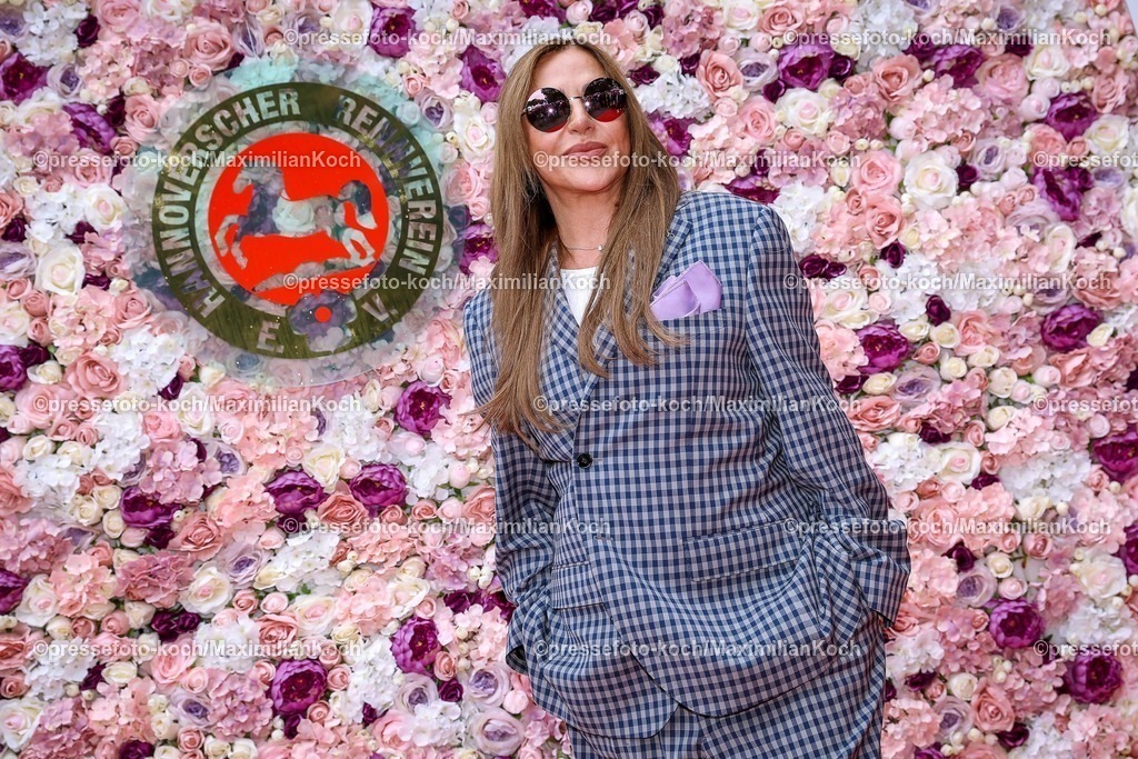 HanPromi24082500011 | 2025.08.24, Promis beim Audi-Ascot-Renntag auf der Galopprennbahn Neue Bult in Hannover. Die Gäste genießen die elegante Atmosphäre beim Pferderennen. Simone Thomalla (Schauspielerin) alleine 