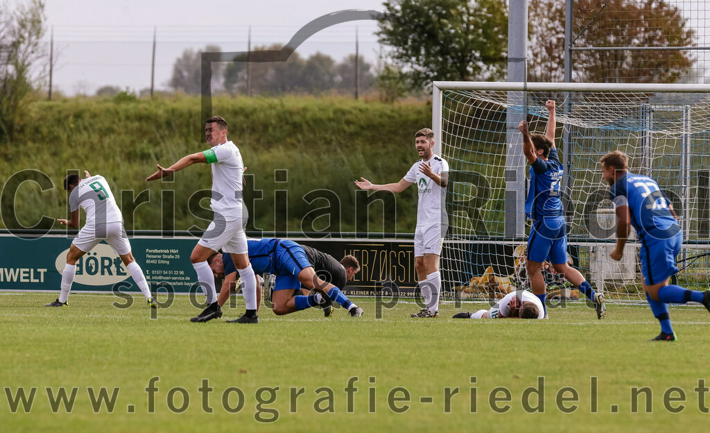 2023-10-14_048_FC_Langengeisling_gegen_TSV_Siegsdorf | Erding, Deutschland, 14.10.2023:
Fußball, Bezirksliga Oberbayern Ost 2023 / 2024, 13. Spieltag, FC Langengeisling gegen TSV Siegsdorf, Endergebnis: 3:0

Paul Glassl (TSV Siegsdorf, #9), Maximilian Huber (TSV Siegsdorf, #8), Maximilian Birnbeck (FC Langengeisling, #27), Hannes Dornauer (FC Langengeisling, #33)

Foto: Christian Riedel / fotografie-riedel.net