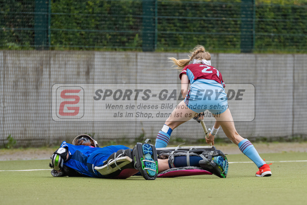 HK_20230520_108413 | 1. Bundesliga Damen Düsseldorfer HC - UHC Hamburg am 20.5.2023 DHC Düsseldorf, Düsseldorf , Kristina Joana Reynolds Torfrau ( Düsseldorfer HC #32 ) , Yara Mandel ( UHC Hamburg #21 )