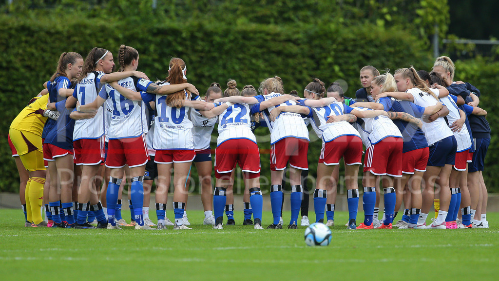 Fussball, 2. Frauen-Bundesliga, Hamburger SV - Borussia Möchengladbach | v.li.: Spielerinnen vom Hamburger SV schwören sich mit einem Mannschaftskreis ein, Teamkreis, Ansprache, Motivation, DIE DFB-RICHTLINIEN UNTERSAGEN JEGLICHE NUTZUNG VON FOTOS ALS SEQUENZBILDER UND/ODER VIDEOÄHNLICHE FOTOSTRECKEN. DFB REGULATIONS PROHIBIT ANY USE OF PHOTOGRAPHS AS IMAGE SEQUENCES AND/OR QUASI-VIDEO.