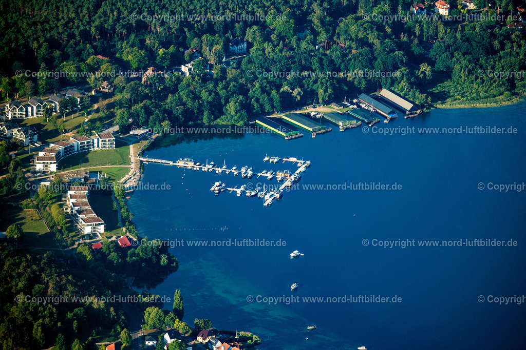 Waren_Müritz_Jachthafen_ELS_4375100822 | WAREN (MüRITZ) 10.08.2022 Yachthafen mit Sportboot- Anlegestellen und Bootsliegeplätzen am Uferbereich der Binnenmüritz in Waren (Müritz) im Bundesland Mecklenburg-Vorpommern, Deutschland. // Pleasure boat marina with docks and moorings on the shore area of Binnenmueritz in Waren (Mueritz) in the state Mecklenburg - Western Pomerania, Germany. Foto: Martin Elsen