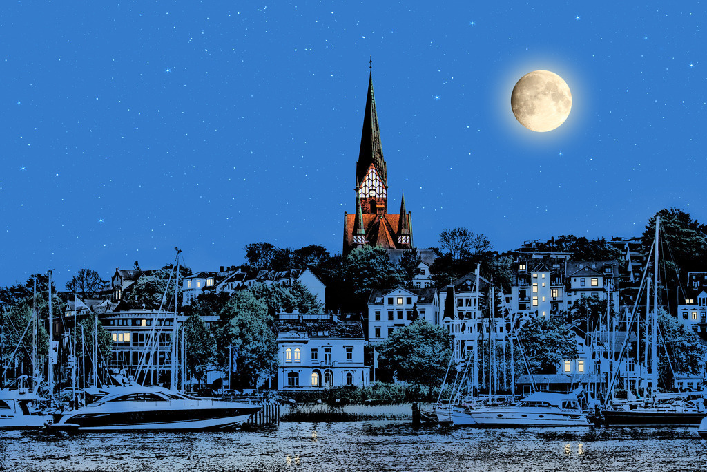 Photoart Moonlight: Hafen in Flensburg im Mondschein | Dieses Wandbild im Querformat zeigt eine künstlerische Interpretation des Hafens in Flensburg bei Nacht. Auf der anderen Hafenseite ist die beleuchtete St.Jürgen-Kirche zu sehen. Am Hang unter der Kirche befinden sich zahlreiche Häuser. Einige Fenster in den Häusern sind beleuchtet. Am Himmel sind der Mond und zahlreiche Sterne zu sehen. Dieses Bild ein Teil der Photoartserie Moonlight in der weitere maritime Orte im Mondlicht gezeigt werden.   - Realisiert mit Pictrs.com