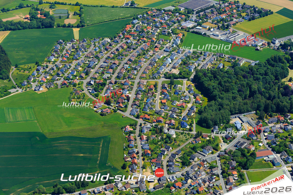 Die Luftaufnahme der Stadt Konradsreuth wurde vom UL-Flugzeug heraus erstellt ( keine Drohne )- hohe Auflösung für beste Qualität