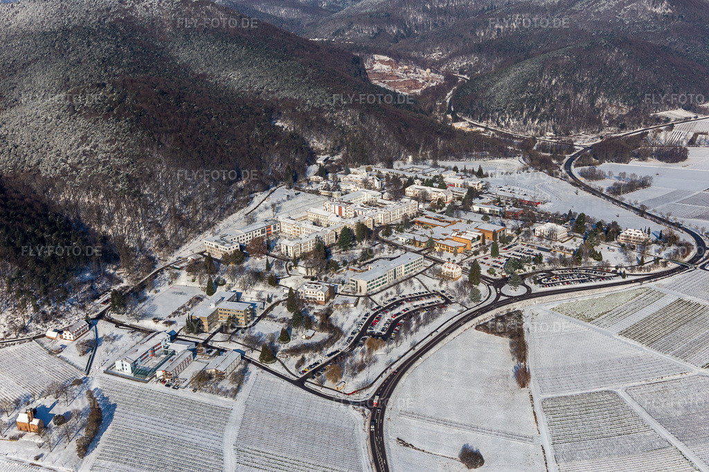 Winterlich schneebedeckte Klinikgelände des Krankenhauses Klinik für Kinder-/Jugendpsychiatrie und -psychotherapie im Ortsteil Pfalzklinik Landeck | Luftbild: Winterlich schneebedeckte Klinikgelände des Krankenhauses Klinik für Kinder-/Jugendpsychiatrie und -psychotherapie im Ortsteil Pfalzklinik Landeck in Klingenmünster im Bundesland Rheinland-Pfalz in Deutschland. Foto: IMG_124433.jpg vom 11.02.2021 durch ©2025 Werner Riehm fly-foto.de/copyright - Realisiert mit Pictrs.com