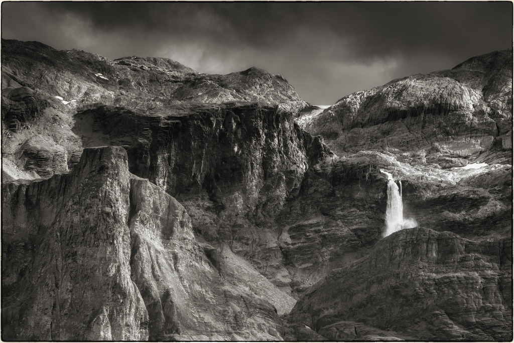 Trübbachfall | Das Schmelzwasser des Favergesees auf dem Plaine-Morte-Gletscher läuft jedes Jahr schwallartig aus und ist immer wieder eine Gefahr für die Berner Oberländer Gemeinde Lenk.
Ich war zufällig zu diesem Zeitpunkt dort und hatte ebenso zufällig ein Teleobjektiv dabei. 
------------------------------------------------------------
The meltwater from Lake Faverge on the Plaine-Morte glacier runs out in torrents every year and is always a danger for the Bernese Oberland municipality of Lenk.
I happened to be there at the time and also happened to have a telephoto lens with me.
------------------------------------------------------------
Dieser Druck ist in einer limitierten Auflage von 5 Exemplaren erhältlich. 
This print is available in a limited edition of 5 copies. 
http://art.hess.photography/151-truebbachfall.html - Realisiert mit Pictrs.com