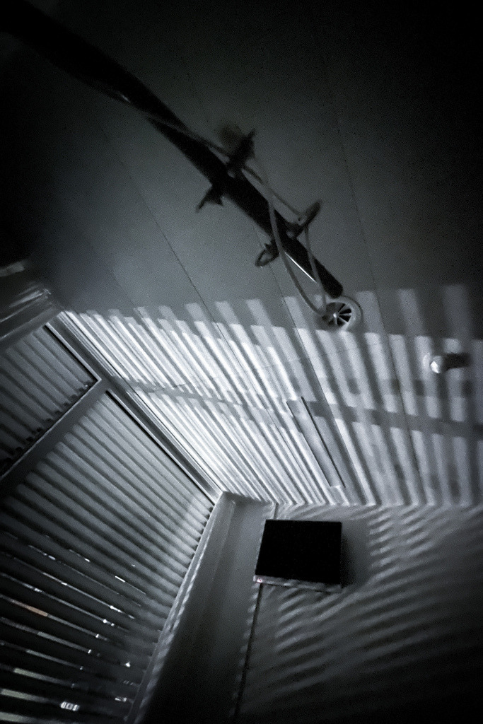 Sleepless. Zimmer im Universität-Spital Basel | Schöne Fotografien aus der Stadt und der Natur zum bestellen oder selber hochladen. Druck auf Foto, Postkarte, Kalender, FineArt Hahnemühle, Alu-Dibond , Akustikbilder zur Absorption von Schall und Lärm etc. - Realisiert mit Pictrs.com