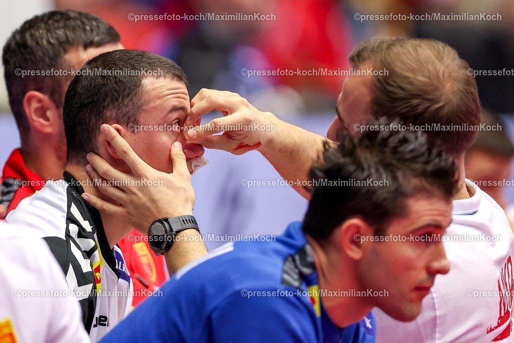 EHF20012601056 | 20.01.2026, Handball, Men's EHF EURO 2026, Nordmazedonien - Rumänien, Jyske Bank Boxen in Herning, Dänemark, Preliminary Round:  Pavle Atanasijevikj (North Macedonia #88) sitzt blutend verletzt mit Schmerzen auf dem Spielfeld und muss medizinisch versorgt werden.