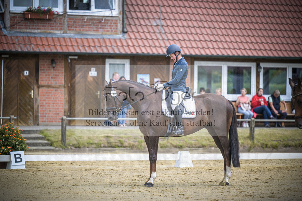 DOS_8240 | Entdecke hochwertige Reitturnierfotos von Foto Oger. Professionell, emotional und authentisch – jetzt Lieblingsmomente im Shop bestellen.Deutschlandweite Turnierfotografie. - Realisiert mit Pictrs.com