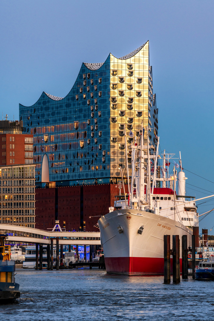 10221013 - Elbphilharmonie und Cap San Diego im Abendlicht | Blick auf die Cap San Diego und die Elbphilharmonie, in der sich das Abendlicht wunderbar spiegelt.