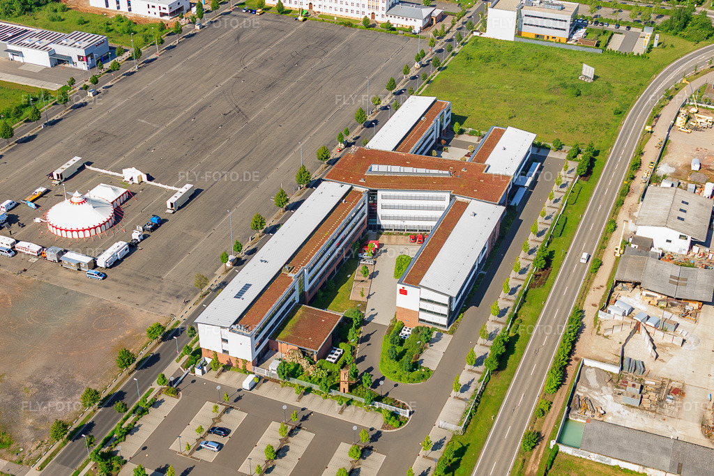 Luftbild: Sparkasse Südpfalz am Messplatz im Ortsteil Queichheim in Landau im Bundesland Rheinland-Pfalz in Deutschland.Foto: IMG_27359.jpg vom 23.05.2010 durch Werner Riehm/FLY-FOTO.deAuflösung des Originals: 4584 x 3056 pxSparkasse Südpfalz