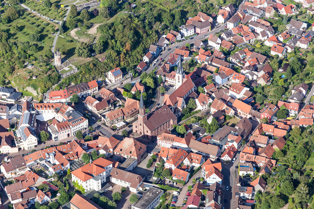 Luftbild: evangelischen roten Sandsteinkirche und der weiß verputzten katholischen Pfarrkirche St. Michael Weingarten in Weingarten im Bundesland Baden-Württemberg in Deutschland. Foto: IMG_093401.jpg vom 22.08.2016 durch Werner Riehm/FLY-FOTO.de