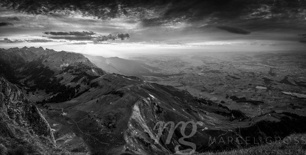 Panorama-Aussicht auf Thun und Region bei Sonnenuntergang vom Stockhorn gesehen | panoramic picture of the City of Thun and the surroundings with Gürbental at sunset. Captured on the hill of Stockhorn - Realisiert mit Pictrs.com