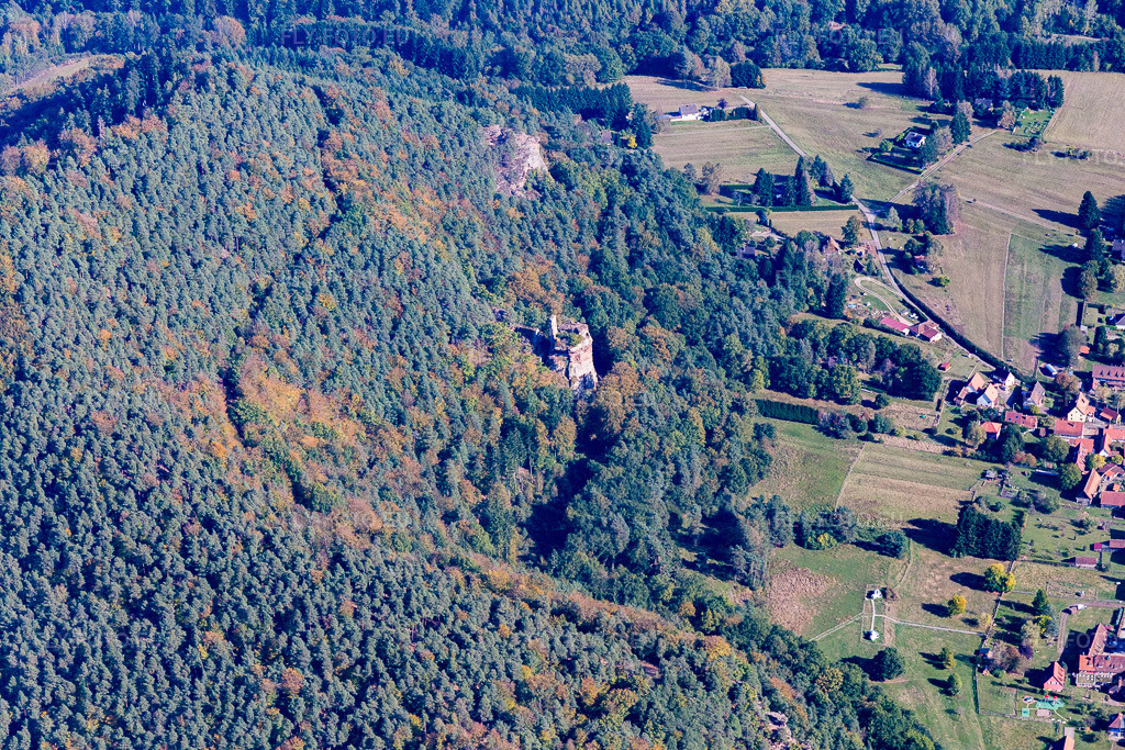 Vue aérienne: Château Petit-Arnsberg à Obersteinbach dans le département Bas Rhin, France. Photo: IMG_095109.jpg prise le 16/10/2016 par Werner Riehm/FLY-FOTO.eu – Résolution de l'original: 5472 x 3648 px