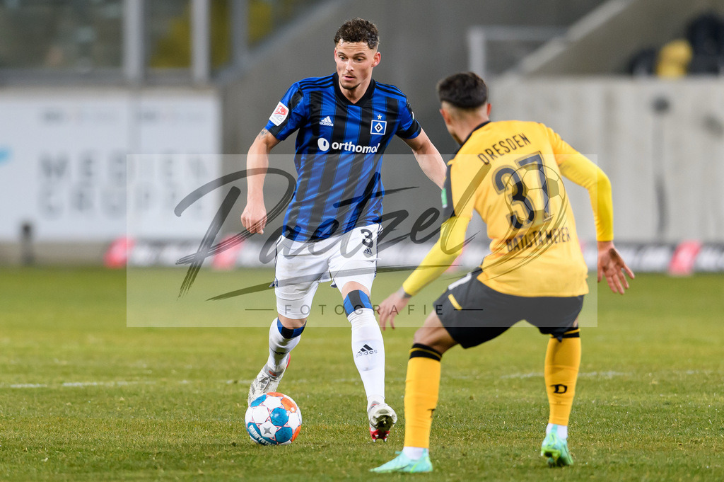 SGDHSV20220114_150 | Fussball, Herren: Moritz Heyer (Hamburger SV) in Aktion, am Ball, Einzelaktion bei dem Spiel der 2. Bundesliga zwischen SG Dynamo Dresden und Hamburger SV im Rudolf-Harbig-Stadion am 14.01.2022 in Dresden, Deutschland.DFB / DFL REGULATIONS PROHIBIT ANY USE OF PHOTOGRAPHS AS IMAGE SEQUENCES AND/OR QUASI-VIDEO. - Realisiert mit Pictrs.com