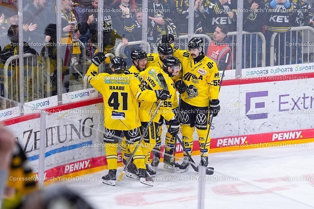 xYDRx30112501046 | 30.11.2025, xydrx, Eishockey, DEL2, Düsseldorfer EG - Krefeld Pinguine, PSD Bank Dome Düsseldorf: orjubel nach dem Tor zum 6:3 für die Krefeld Pinguine durch Torschütze Roppe Maekitalo (Krefeld Pinguine #91) zusammen mit Mathew Santoa (Krefeld Pinguine #95) und David Cerny (Krefeld Pinguine #29) und Davis Vandane (Krefeld Pinguine #55)Photo: xYannisxDreimannxPressefotoKochx