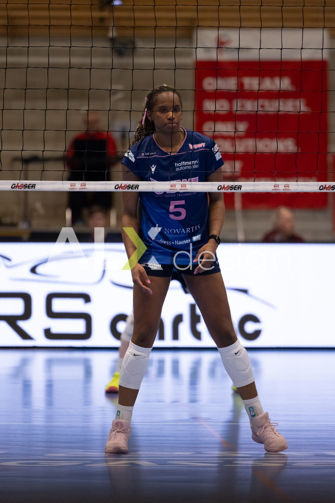 Volleyball I Frauen I Saison 2025-2026 I Volleyball NLA | Women I 1/2 Finals I  VC Kanti Schaffhausen - Sm'Aesch Pfeffingen I 22.03.2026 | 5 Brianna Green (USA) (Sm'Aesch Pfeffingen) – Mittelblock - Realisiert mit Pictrs.com