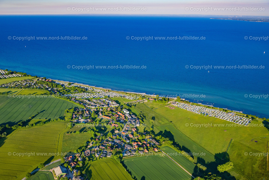 Pelzerhaken_Rettin_Campingplatz_an_der_Düne_ELS_8496030622 | NEUSTADT IN HOLSTEIN 03.06.2022 Campingplatz mit Wohnwagen und Zelten am Seeufer Rettin in Neustadt in Holstein im Bundesland Schleswig-Holstein, Deutschland. // Campsite with caravans and tents on the lake shore Rettinin Neustadt in Holstein in the state Schleswig-Holstein, Germany. Foto: Martin Elsen