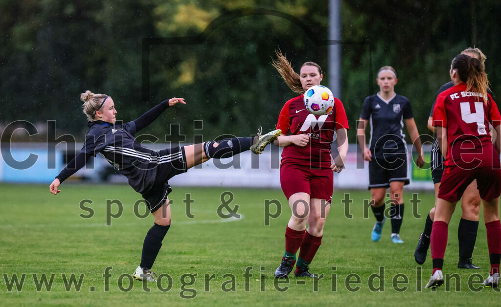 2023-10-14_047_FC_Schwaig_gegen_SV_Schechen | Oberding, Deutschland, 14.10.2023:
Fußball, Bezirksliga 2023 / 2024, 6. Spieltag, FC Schwaig gegen SV Schechen, Endergebnis: 4:3

Antonia Schaible (SV Schechen, #18), Rebecca Wirl (FC Schwaig, #12), Nora Alisch (FC Schwaig, #4)

Foto: Christian Riedel / fotografie-riedel.net