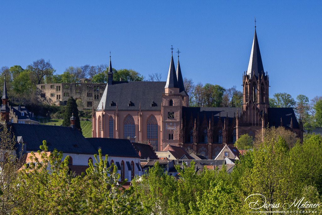 Katharinenkirche in Oppenheim | Die imposante Katharinenkirche in Oppenheim gilt als eine der bedeutendsten gotischen Kirchen am Rhein. Ihre Errichtung erfolgte in mehreren Bauabschnitten im 13., 14. und 15. Jahrhundert. Heute ist sie eine der schönsten Sehenswürdigkeiten in Rheinhessen.