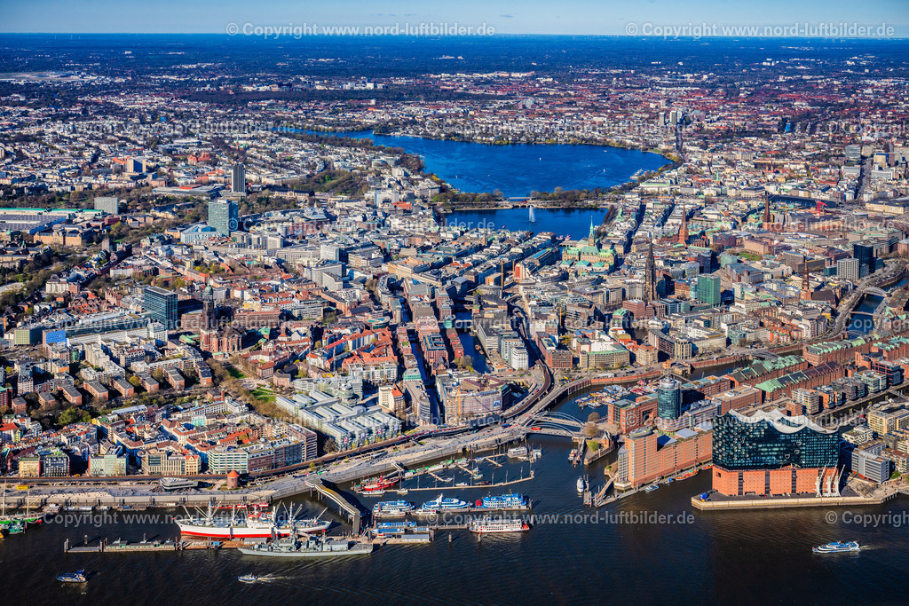 Hamburg_Hafen_Panorama_bis_Alster_ELS_4695060425 | HAMBURG 06.04.2025 Stadtansicht am Ufer des Flußverlaufes der Norderelbe im Ortsteil HafenCity mit der Elbphilharmonie in Hamburg, Deutschland. // City view on the banks of the river course of the Norderelbe in the district HafenCity with the Elbphilharmonie in Hamburg, Germany. Foto: Martin Elsen