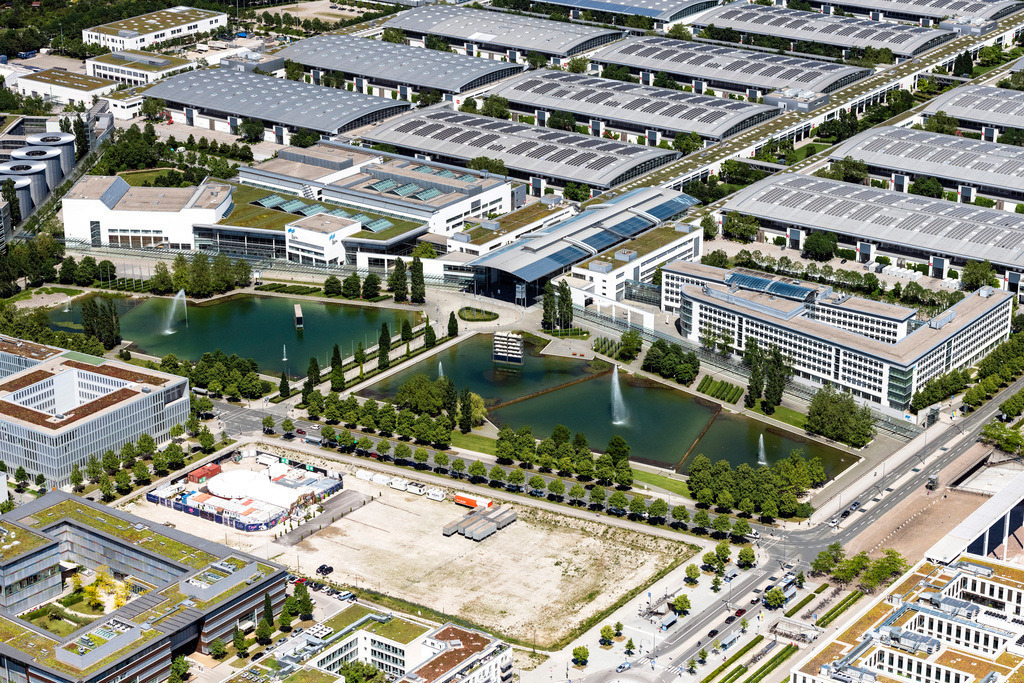 dr__0054610.jpg | MüNCHEN 12.06.2020 Ausstellungsgelände und Messehallen im Ortsteil Trudering-Riem in München im Bundesland Bayern, Deutschland. Weiterführende Informationen bei: JAHN ARCHITECTURE, Inc.,  MESSE MÜNCHEN GMBH. // Exhibition grounds and exhibition halls in the district of Trudering-Riem in Munich in the state Bavaria, Germany. Further information at: JAHN ARCHITECTURE, Inc.,  MESSE MUeNCHEN GMBH. Foto: Daniel Reiter