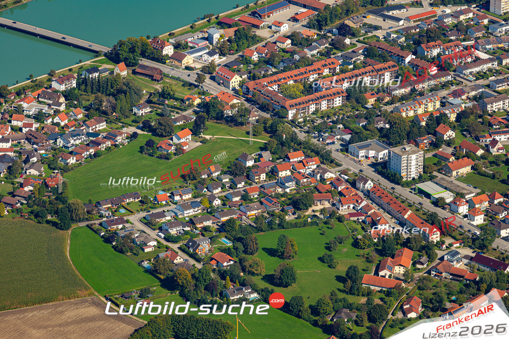 Die Luftaufnahme Bahnhofstrasse - Neuötting wurde 2021 mittels Flugzeug (keine Drohne) erstellt. Hohe Auflösung -für große Poster und Wandbilder geeignet!