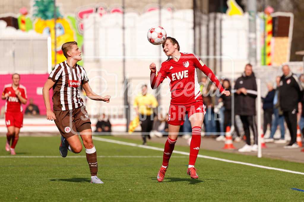 Fußball I Frauen I Saison 2025-2026 I Regionalliga Nord I 15. Spieltag I St. Pauli - SpVg Aurich-54 | Ann-Sophie Greifenberg (11, FC St. Pauli) und Magdalena Hankl (5, SpVg Aurich) im Kampf um den Ball. - Realisiert mit Pictrs.com