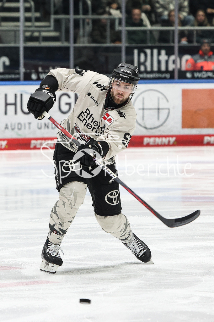 Augsburger Panther - Kölner Haie | Brady AUSTIN (KEC #57) am PUck / Freisteller / Einzelfoto