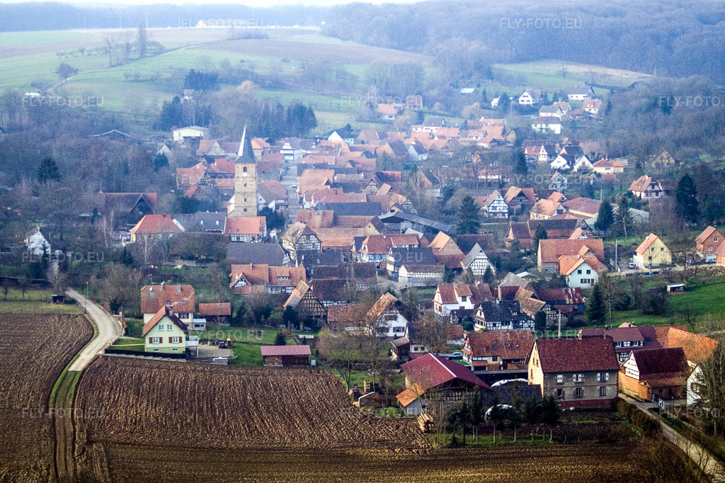 Vue aérienne: Vue du village à Drachenbronn-Birlenbach dans le département Bas Rhin, France. Photo: IMG_5115.jpg prise le 29/12/2006 par Werner Riehm/FLY-FOTO.eu – Résolution de l'original: 3391 x 2260 px