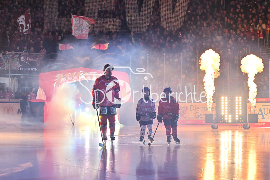 Augsburger Panther - Fischtown Bremerhaven | AUGSBURG, GERMANY - 25. JANUARY: im Bild der Einlauf der Augsburger Panther - zusammen mit der U8 des AEV vor dem Match zwischen den Augsburger Panthern und den Fischtown Pinguins am 43. Spieltag der Penny DEL im Curt Frenzel Stadion - David FARRANCE (Augsburger Panther 4)
