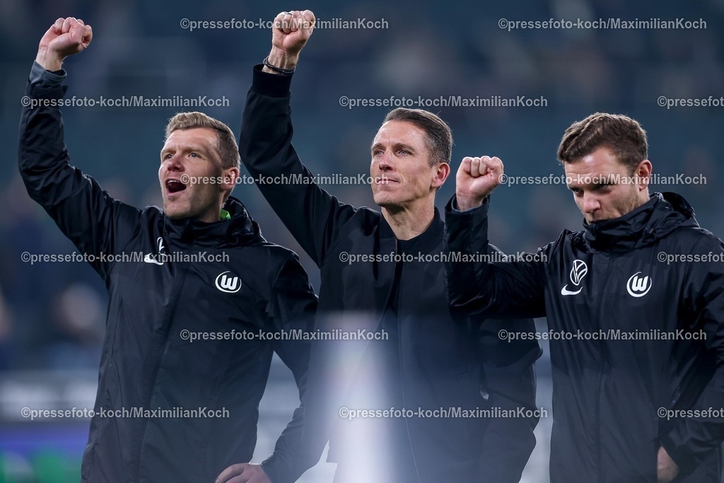 BMG13122502241 | 13.12.2025, Fußball, Borussia Mönchengladbach - VfL Wolfsburg, 1. Fußball Bundesliga, 14.Spieltag, Borussia-Park, Saison 2025 2026: Interimstrainer Daniel Bauer (VfL Wolfsburg #hc) gestikulierend auf dem Spielfeld  neben Tobias Holm (links Co-Trainer Wolfsburg) und Julian Klamt (rechts, Co-Trainer Wolfsburg)  DFB regulations prohibit any use of photographs as image sequences and or quasi-video.