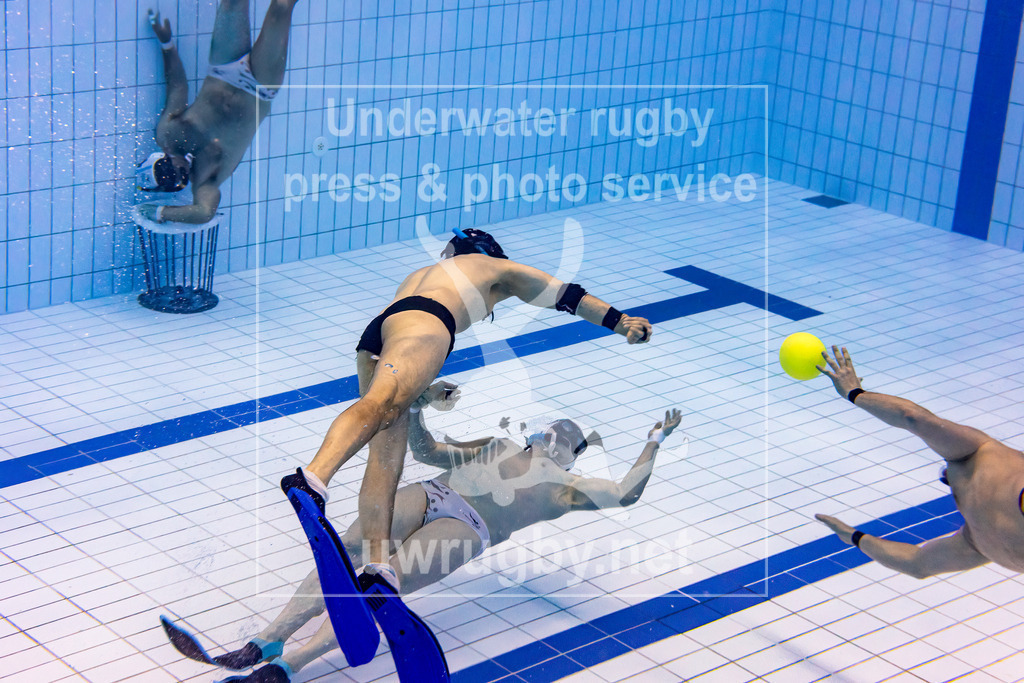 Unterwasser-Rugby 5. Spieltag 1. Bundesliga Süd (Saison 2023/24) | Spiel TSV Malsch in weiß gegen Tauchclub Bamberg in blau. Bamberg Konter. - Realisiert mit Pictrs.com