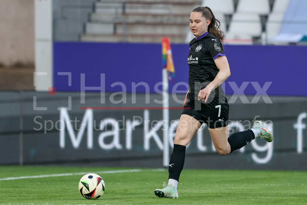 Fussball, Google Pixel Frauen-Bundesliga, SGS Essen - SV Werder Bremen | v.li.: Lilli Purtscheller (SGS Essen, 7) am Ball, Freisteller, Einzelbild, Ganzkörper, Aktion, Action, Spielszene, DIE DFB-RICHTLINIEN UNTERSAGEN JEGLICHE NUTZUNG VON FOTOS ALS SEQUENZBILDER UND/ODER VIDEOÄHNLICHE FOTOSTRECKEN. DFB REGULATIONS PROHIBIT ANY USE OF PHOTOGRAPHS AS IMAGE SEQUENCES AND/OR QUASI-VIDEO.