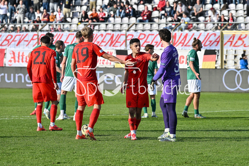 FC Bayern Amateure - 1. FC Schweinfurt 05 | Vor dem Elfmeter fuer die Bayern Amateure gibt es nochmal eine kleine Rangelei zwischen Samuel UNSOELD (FC Bayern München II #19), Davide Dell´ERBA (FC Bayern München II #3) und Lukas SCHNELLER (FC SChweinfurt 31) / Regionalliga Bayern: FC Bayern Muenchen II - 1. FC Schweinfurt 1905, Gruenwalder Stadion am 22.02.2025