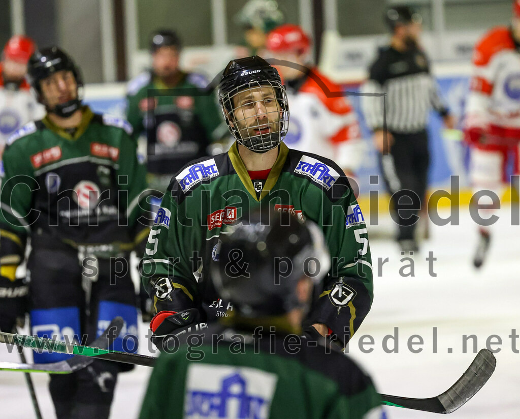 2022-12-02_064_TSV_Erding_gegen_EV_Pegnitz | Erding, Deutschland, 02.12.2022:
Eishockey, Bayernliga 2022 / 2023, 17. Spieltag, TSV Erding gegen EV Pegnitz, Endergebnis: 9:3

Florian Zimmermann (Erding Gladiators, #5)

Foto: Christian Riedel / fotografie-riedel.net