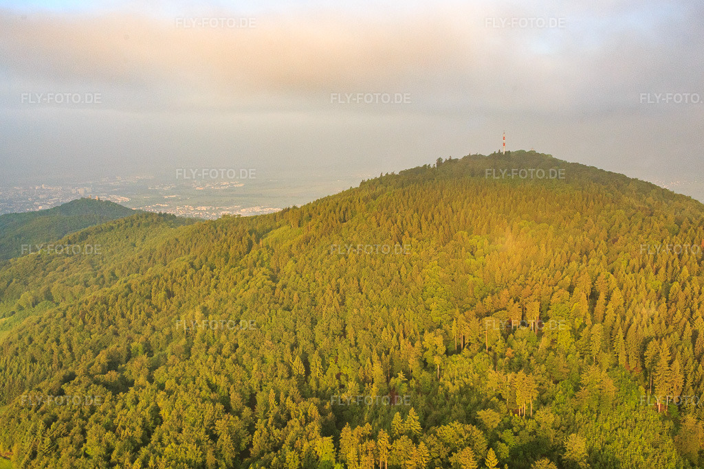 Luftbild: Sendemasten auf dem Melibokus im Ortsteil Hochstädten in Bensheim im Bundesland Hessen in Deutschland. – Foto: IMG_089168.jpg vom 25.05.2016 durch Werner Riehm/FLY-FOTO.de – Auflösung des Originals: 4924 x 3282 px – Telekom | Mobilfunk, Festnetz & Internet und TV
