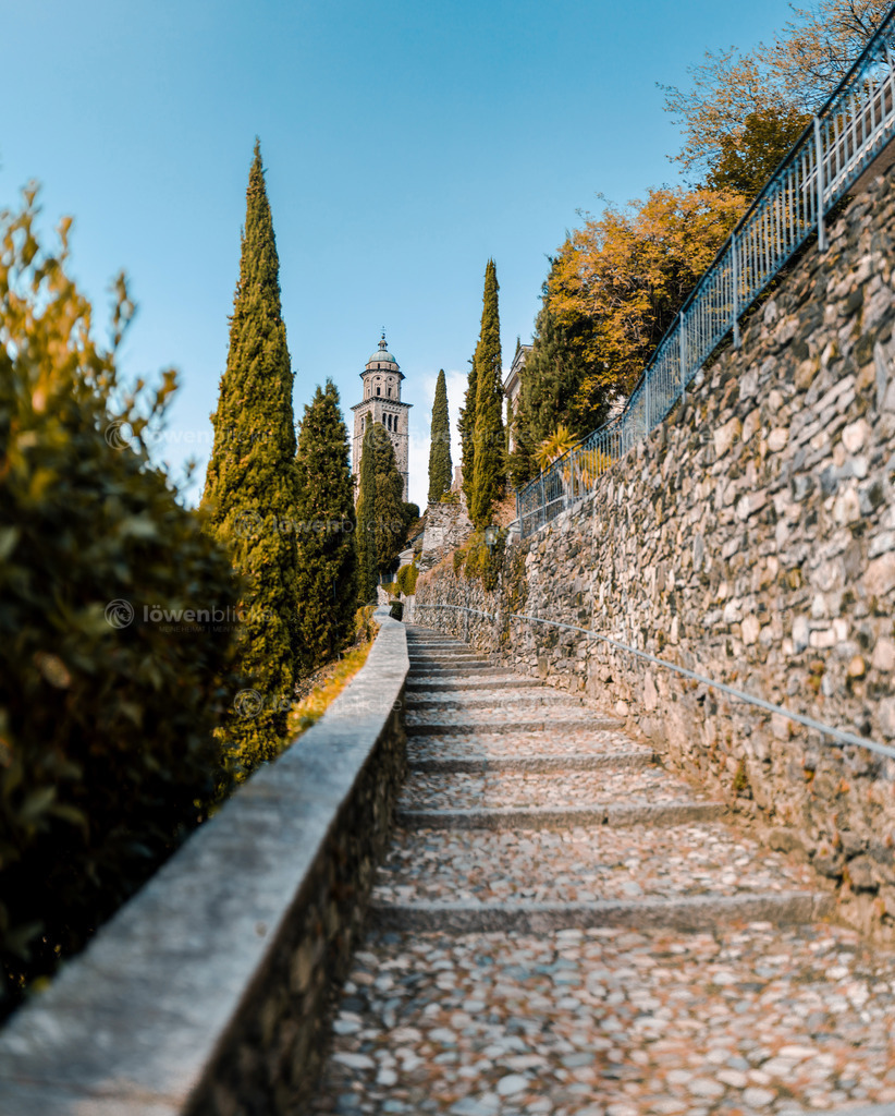 Treppe zur Kirche in Morcote am Luganersee im Sommer | löwenblicke | shop
