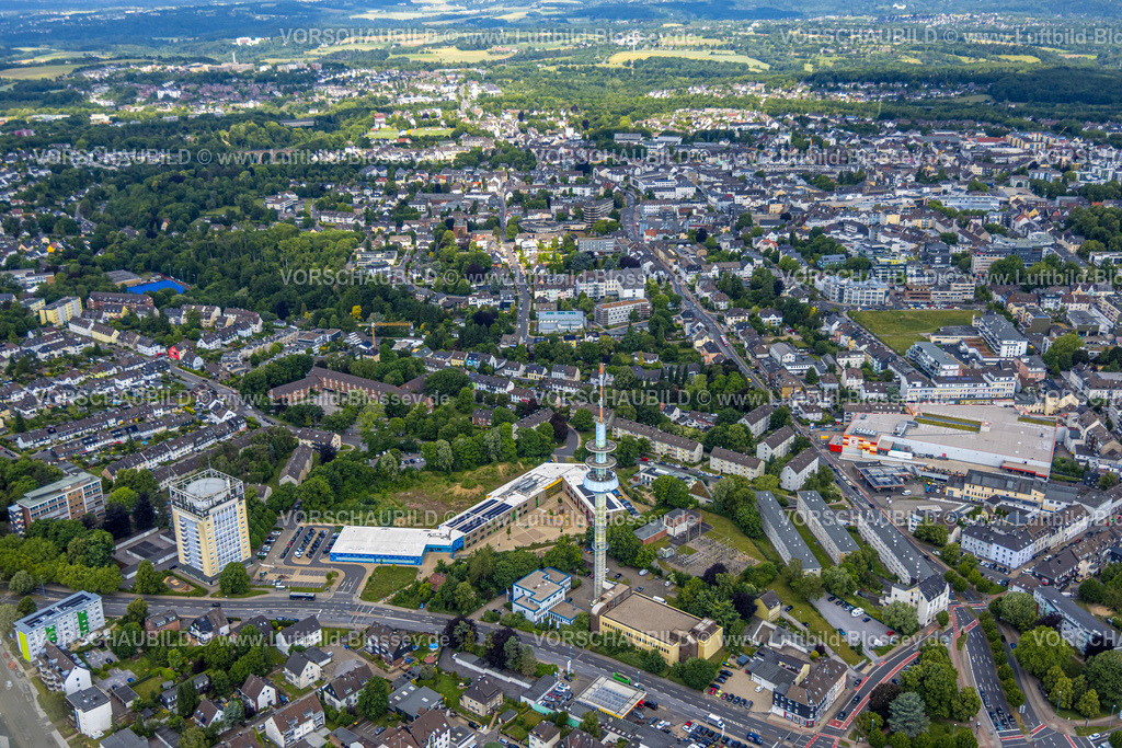 Velbert250601014 | Luftbild, Wohngebiet Ortsansicht Velbert Mitte mit Fernmeldeturm und Grundschule, links BKS Hochhaus und rechts Kaufland Supermarkt, Fernsicht, Velbert, Ruhrgebiet, Nordrhein-Westfalen, Deutschland