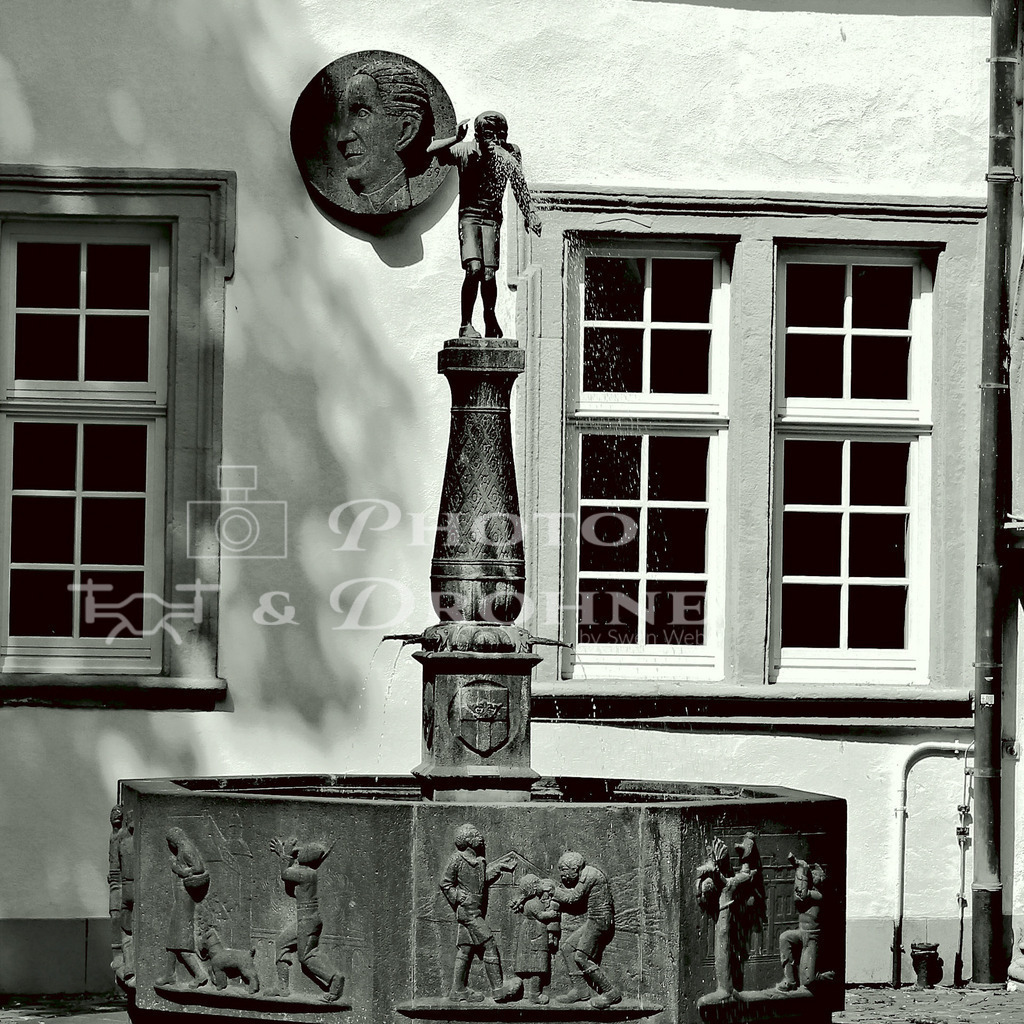Koblenz-1920-3 | Schängelbrunnen in der Koblenzer Altstadt. Koblenz ist die Stadt am Zusammenfluss von Rhein und Mosel. Am Deutschen Eck treffen die beiden großen Flüße aufeinander. Koblenz hat eine sehenswerte Altstadt. Es gibt viel Historisches und Modernes zu entdecken. - Realisiert mit Pictrs.com