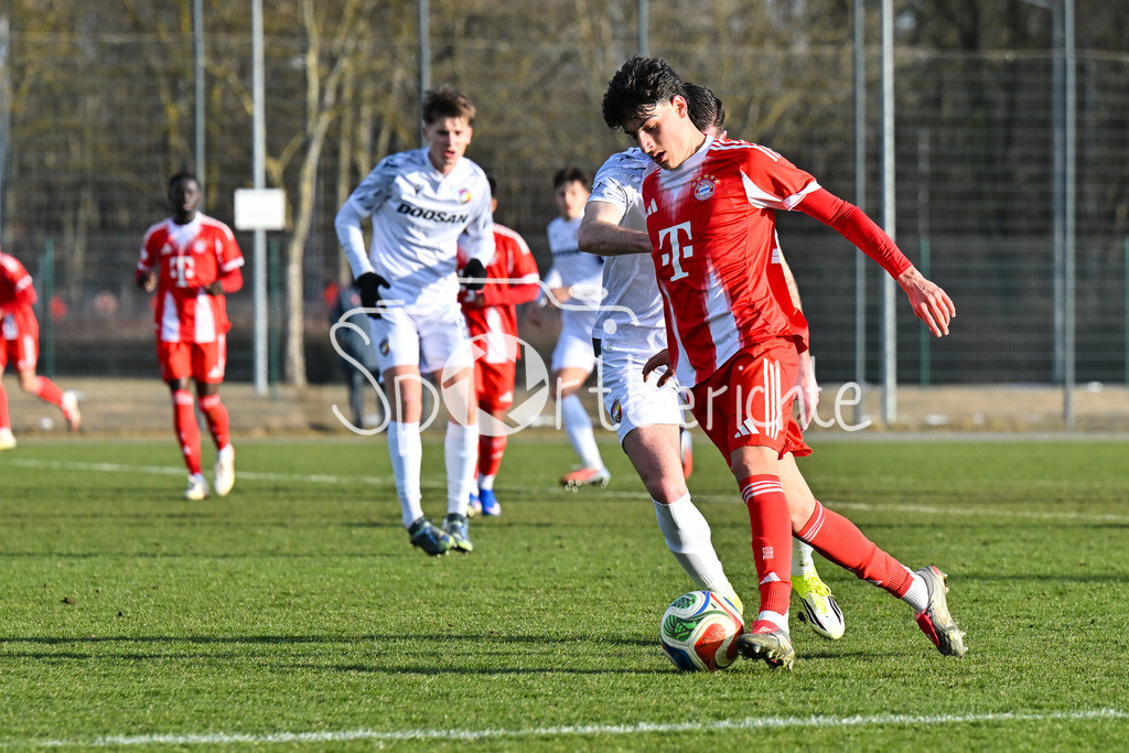 FC Bayern Amateure - FC Viktoria Pilsen U23 | MUNICH, GERMANY - 03. FEBRUARY: im Duell Deniz OFLI (FC Bayern München II 13) mit einem Spieler von Viktoria Pilsen während dem Testspiel zwischen den Amateuren des FC Bayern und dem FC Viktoria Pilsen B am FC Bayern Campus