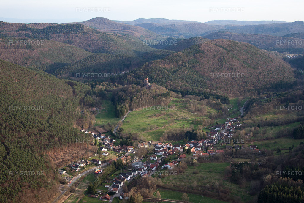Luftbild: Burg Berwartstein in Erlenbach bei Dahn im Bundesland Rheinland-Pfalz in Deutschland. Foto: IMG_56531.jpg vom 17.04.2013 durch Werner Riehm/FLY-FOTO.de