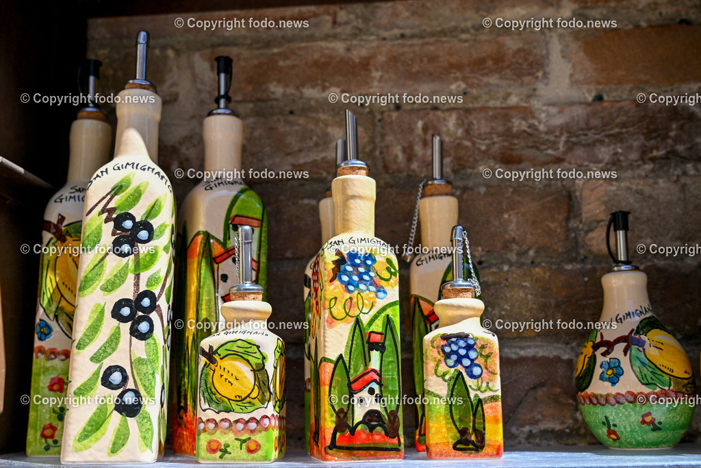 Italien_ Toskana_ San Gimignano_ 31.05.2024-16 | 31.05.2024, Italien, ITA, Toskana, San Gimignano im Bild Stadtansichten Gebäude, Architektur, Touristen, Historisch, Souvenir, Ansichten der berühmten Stadt San Gimignano in der Toskana-Italien - View of the famous town San Gimignano in Tuscany-ItalySan Gimignano ist eine italienische Kleinstadt in der Toskana mit einem mittelalterlichen Stadtkern. San Gimignano wird auch die Stadt der Türme genannt. Die Stadt liegt in der Provinz Siena. Sie gehört neben Florenz, Siena und Pisa zu den von Touristen meist besuchten Zielen in der Toskana.