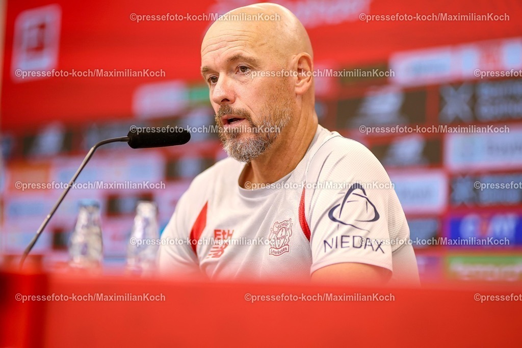 B0414082501011 | 14.08.2025, Fußball, DFB-Pokal, Pressekonferenz Bayer 04 Leverkusen in der BayArena, Saison 2025 2026: Cheftrainer Erik ten Hag vor dem Auswärtsspiel bei der SG Sonnenhof Großaspach. DFB regulations prohibit any use of photographs as image sequences and or quasi-video.