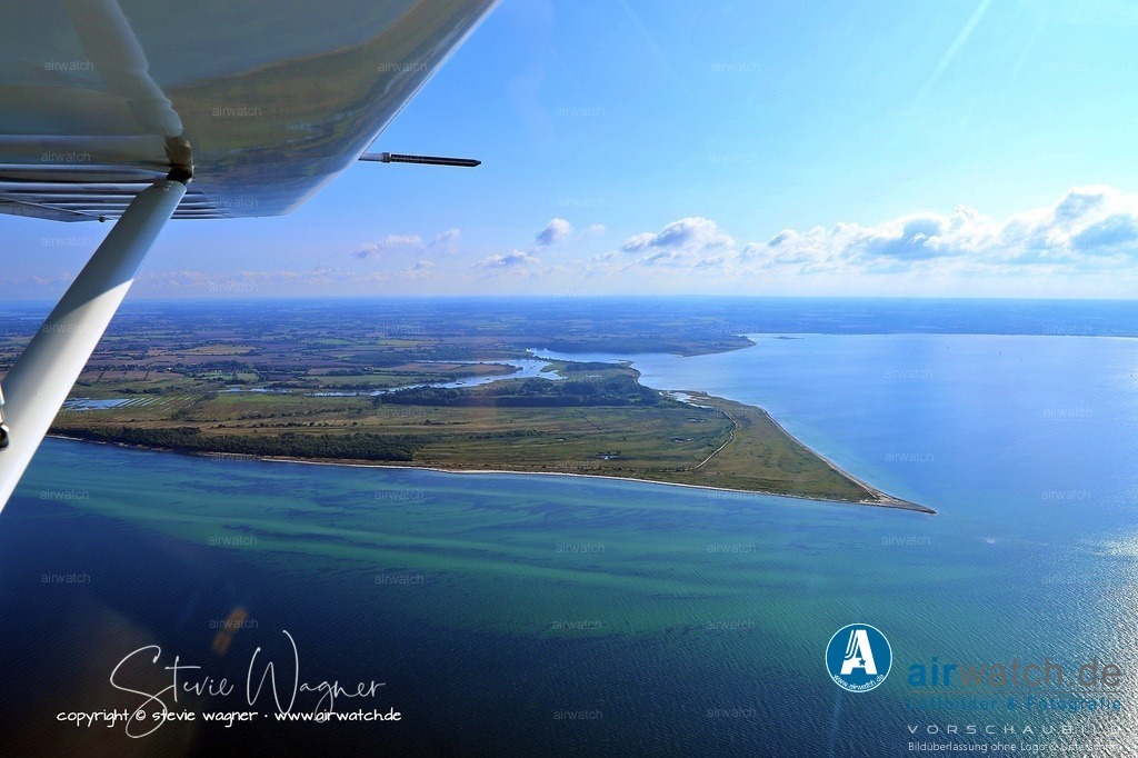 Geltinger Birk Luftbild - Geltinger Birk ist über mehrere Rundwege zugänglich | Geltinger Birk ist über mehrere Rundwege zugänglich, darunter fünf ausgeschilderte Rundwanderwege und ein Reitweg, wobei das Radfahren entlang ausgewiesener Wege erlaubt ist. Die Betreuung des Gebietes liegt seit 1977 beim Naturschutzbund NABU Schleswig-Holstein, während die staatliche Integrierte Station Geltinger Birk die fachliche Leitung und das Management übernimmt. Die Flächen gehören der Stiftung Naturschutz des Landes Schleswig-Holstein.