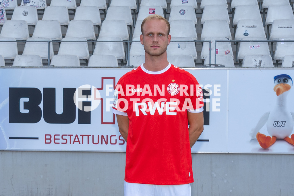 Rot-Weiss Essen; 3. Liga, Portraettermin 2026/2027, Foto: Eibner-Pressefoto/Fabian Friese | Lucas Brumme (Rot-Weiss Essen, #14),Rot-Weiss Essen; 3. Liga, Portraettermin 2026/2027, Foto: Eibner-Pressefoto/Fabian Friese - Realisiert mit Pictrs.com